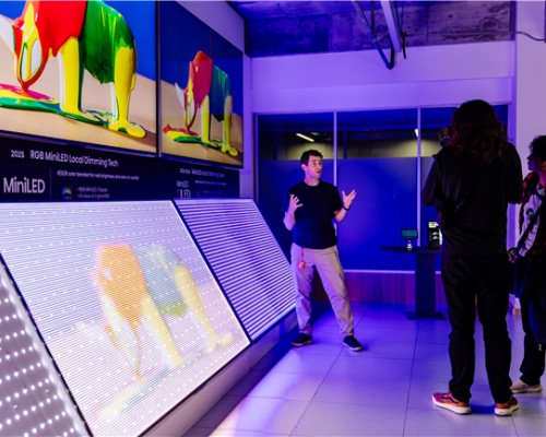 全球顶级KOL也“追星”!科技博主在海信见证RGB-Mini LED色彩奥秘